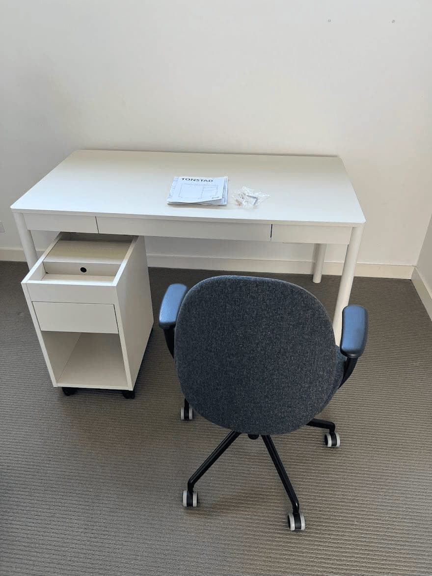 Desk furniture assembled by Liztty for a home office
